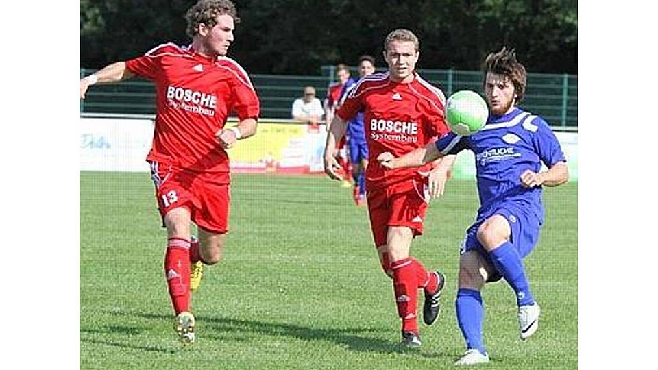 Behauptete den Ball gegen zwei Gäste-Akteure: Aslan Magomadov (rechts) vom VfB II AndrÃ© van Elten