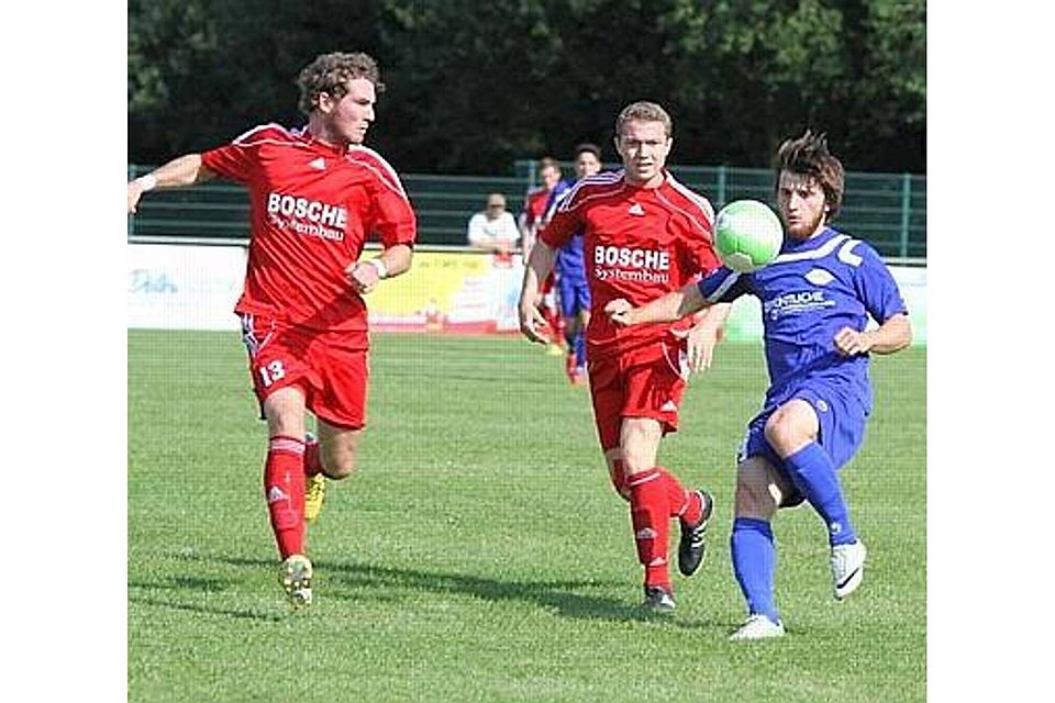 Behauptete den Ball gegen zwei Gäste-Akteure: Aslan Magomadov (rechts) vom VfB II AndrÃ© van Elten
