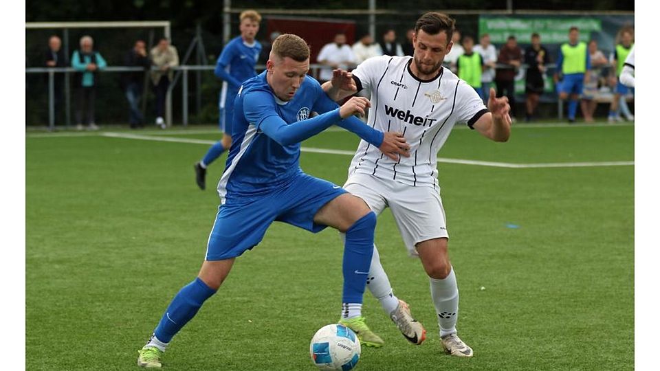 Der SV Horchheim, hier mit Pascal Sadurski, hatte gegen den ASV Fußgönheim (rechts Ronny Krause) so gut wie keine starke Szene im Strafraum der Gäste.	Foto: Christine Dirigo / pakalski-press