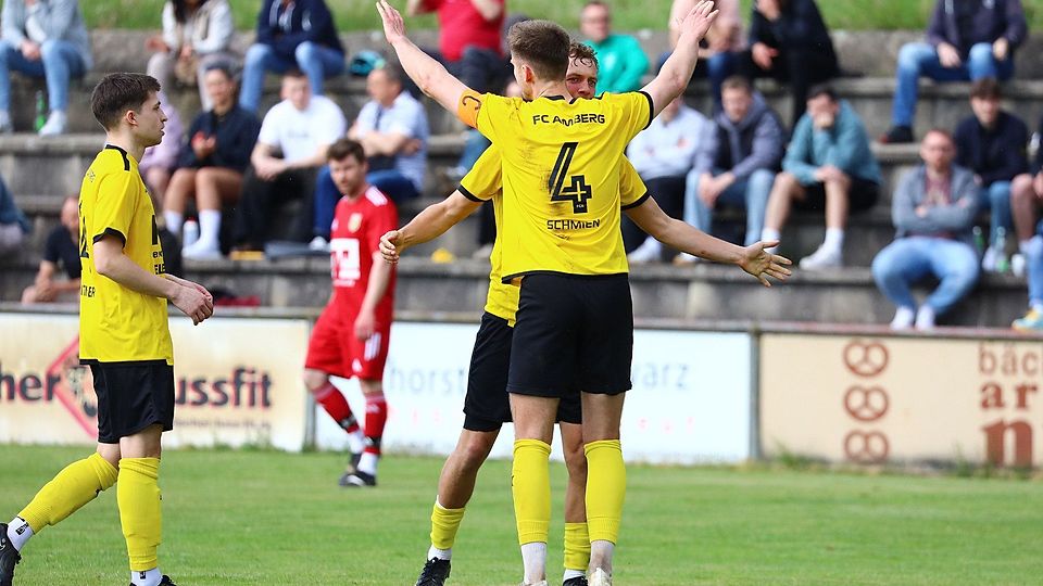 Können Kapitän Mario Schmien (Nummer 4) und der FC Amberg am Samstag die Korken knallen lassen?