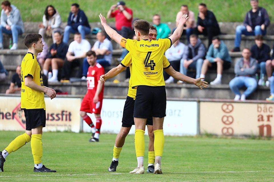 Können Kapitän Mario Schmien (Nummer 4) und der FC Amberg am Samstag die Korken knallen lassen?
