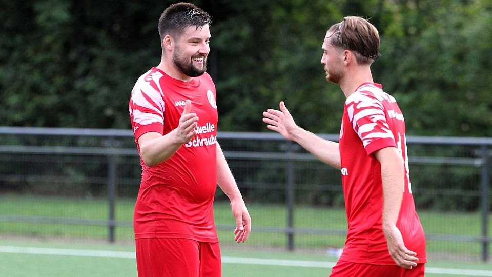 Der nächste Dreier für Rot-Weiß: Dennis Quirin (l.), Torschütze zum 6:2, klatscht Levin Güzelel ab.