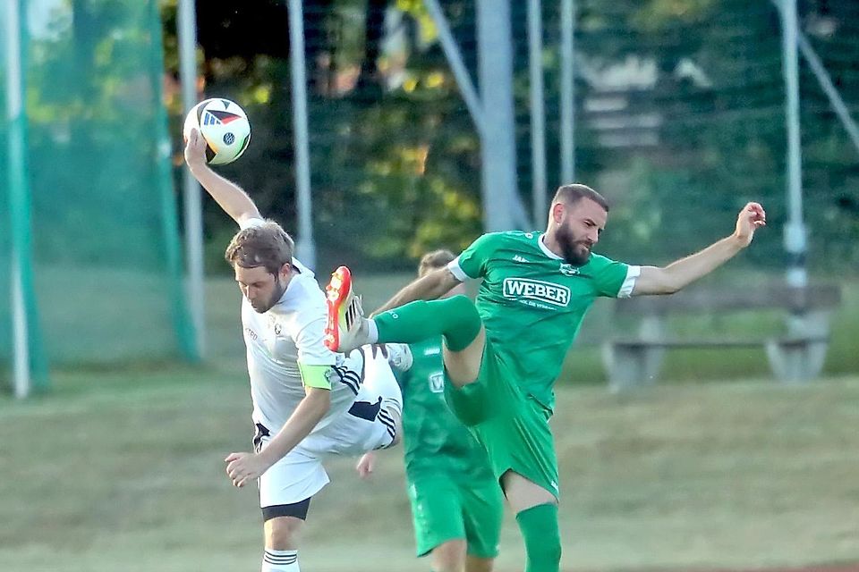 Bezirksliga in den Köpfen: Bei der Isarwinkler SG – hier Thomas Hammerl (li.) gegen BCF-Mann Patriot Laiqi – ging der Ball zu oft verloren.