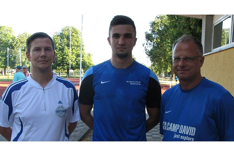 Neu bei Germania: Verteidiger Nico Klockzien (Mitte) mit Co-Trainer Christian Schröder (l.) und dem neuen Chefcoach Dirk Bastian  ©MOZ/Roland Hanke