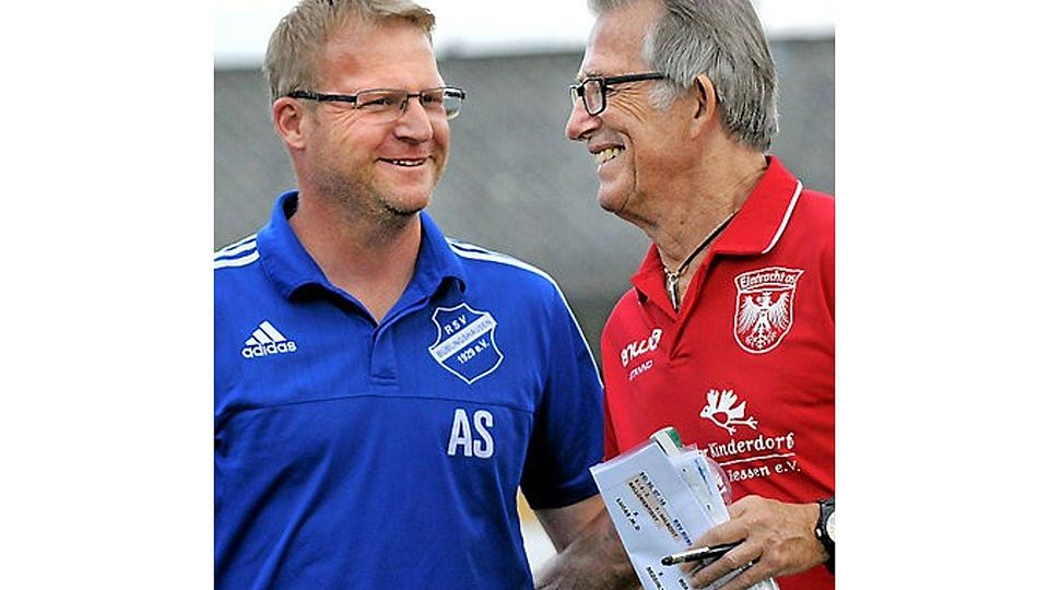 Wetzlars Coach Peter Sichmann (rechts, hier im Gespräch mit Büblingshausens Trainer Andreas Schulz) fordert gegen Naunheim einen Heimsieg   F: Schulz