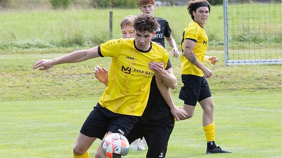 Zwei nervenstarke Elfmeterschützen: Jakob Brugger (vorne) und Marius Sturm (r.) trafen für den SC Weßling per Strafstoß.