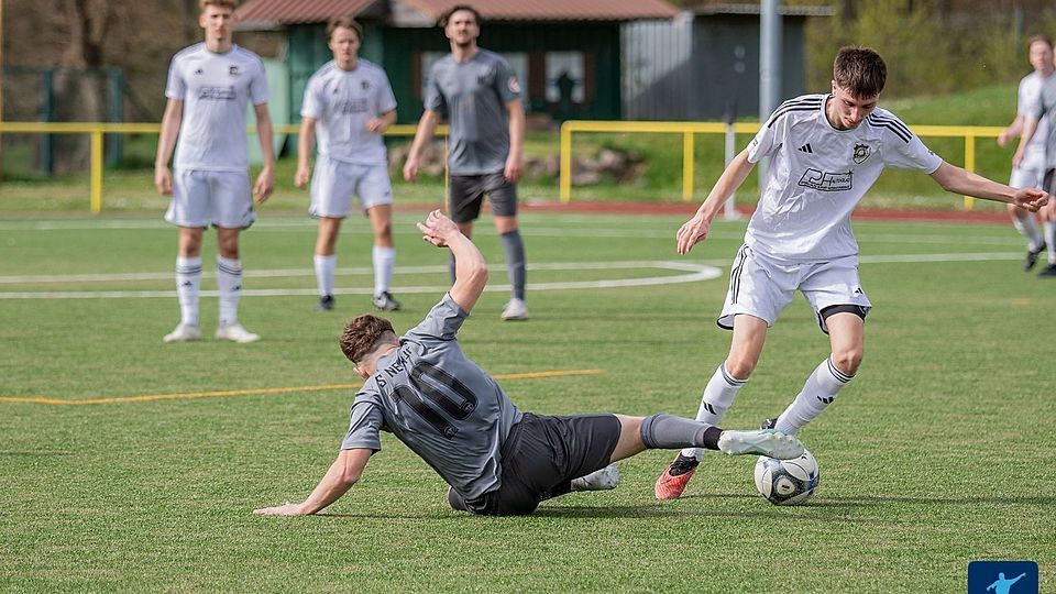 Der SV Neuhof (graue Trikots) kassierte eine 1:3-Heimniederlage gegen die SG Walluf II. Für den FV 08 Geisenheim (weiße Trikots) geht es derweil in der kommenden Woche im Abstiegskracher gegen den SV Seitzenhahn.