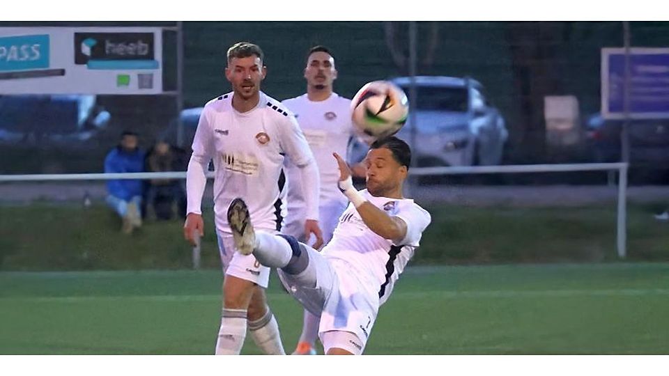 Artistisch spielt Hackenheims Arash Sadeghi den Ball.	Foto: Luge