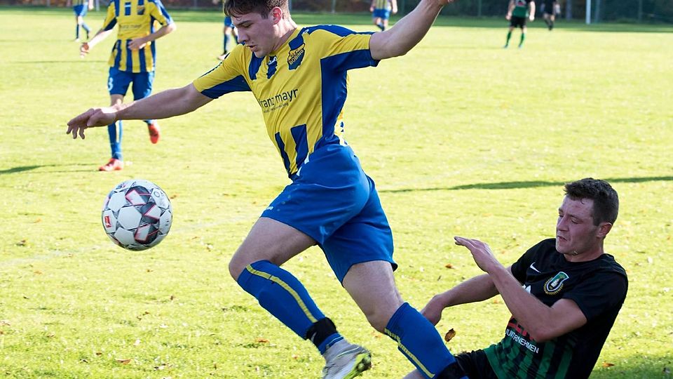 Immer drauf auf den Gegner: Die Wessobrunner (hier Lukas Schwaighofer, re., im Ligapokal gegen Böbing) wollen über ein starkes Kollektiv den Klassenerhalt schaffen.