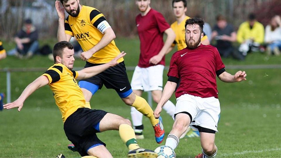 Özgür Kaynak (rechts) bezwingt mit der SGM Herlazhofen-Friesenhofen den SV Haslach. Foto: Josef Kopf