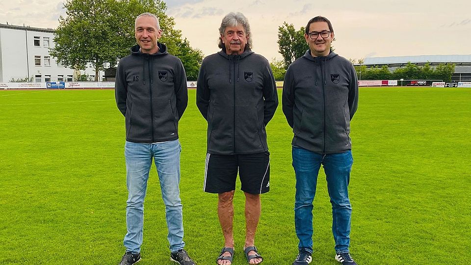 Die Abteilungsleiter Alexander Stauffer (links) und Florian Hofer (rechts) freuen sich über die Rückkehr von Robert Rödl.