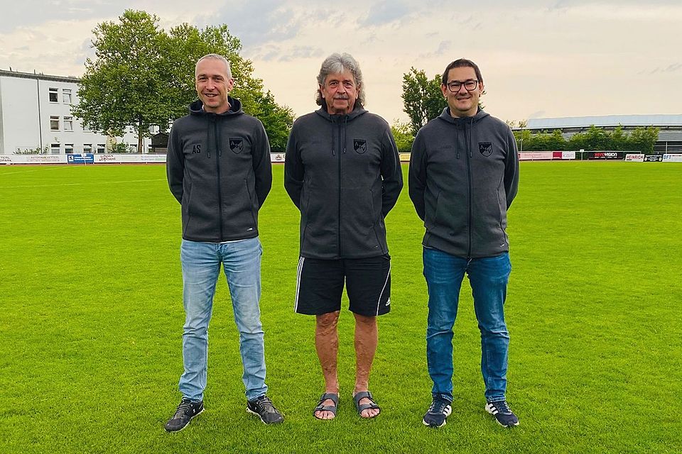 Die Abteilungsleiter Alexander Stauffer (links) und Florian Hofer (rechts) freuen sich über die Rückkehr von Robert Rödl. Die Abteilungsleiter Alexander Stauffer (links) und Florian Hofer (rechts) freuen sich über die Rückkehr von Robert Rödl.
