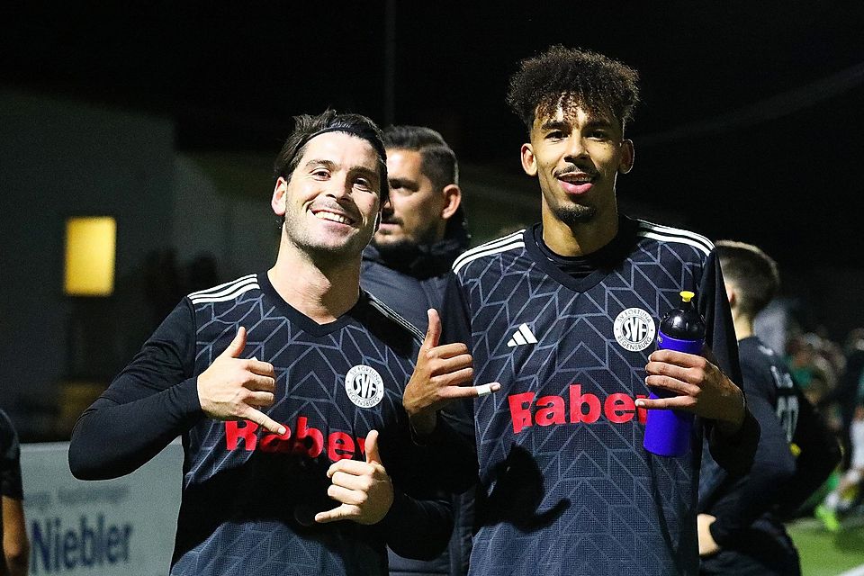 Endlich hat Fortuna Regensburg um Lucas Altenstrasser (links) und Jason Sarajlic wieder Grund zu Feiern.