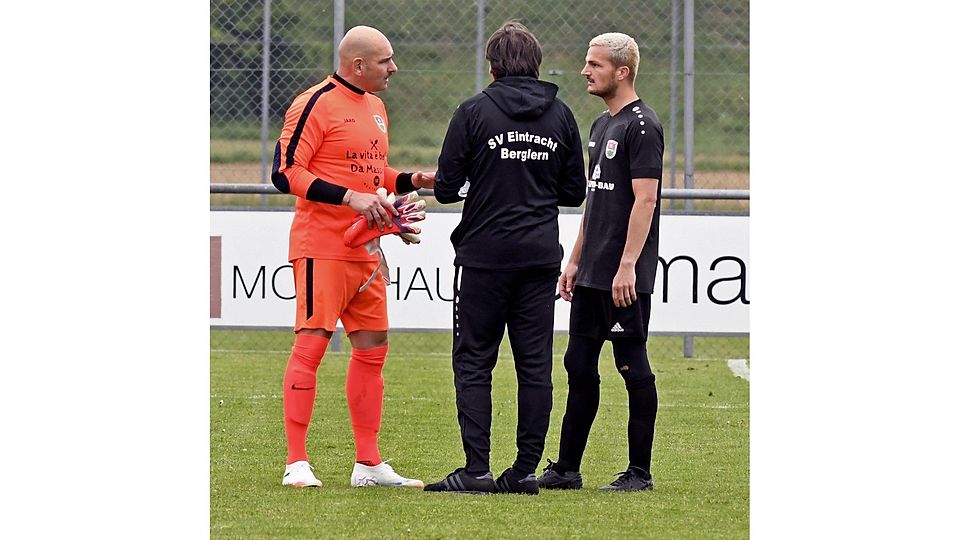 Auf ein Wiedersehen mit der BSG freut sich Berglerns Keeper Florian Ganslmeier (l.), hier im Gespräch mit dem Trainergespann Samir Merdanovic und Michael Faltlhauser (r.).