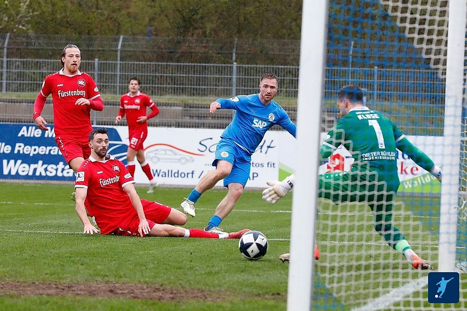 Lennart Grimmer (blau) fehlt am Samstag gelbgesperrt.
