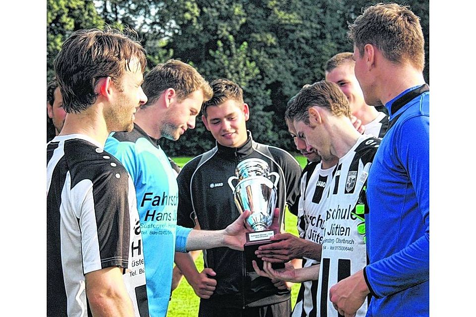 Stolze Sieger: Die Spieler des FC Wanderlust Süsterseel begutachten den Cup. Foto: agsb