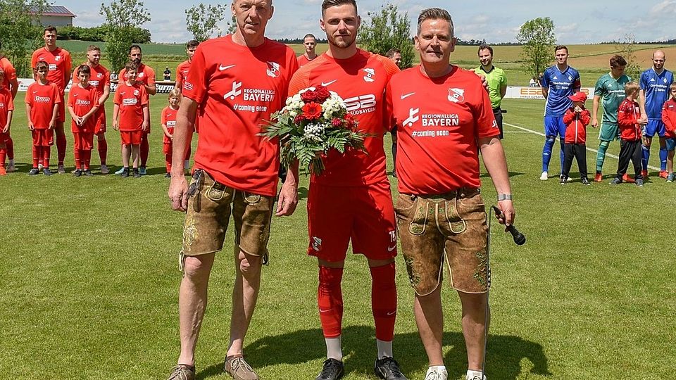 Wurde am vergangenen Samstag in Hankofen verabschiedet: Jonas Gmeinwieser (Mitte) läuft in der kommenden Spielzeit für den 1. FC Bad Kötzting auf.