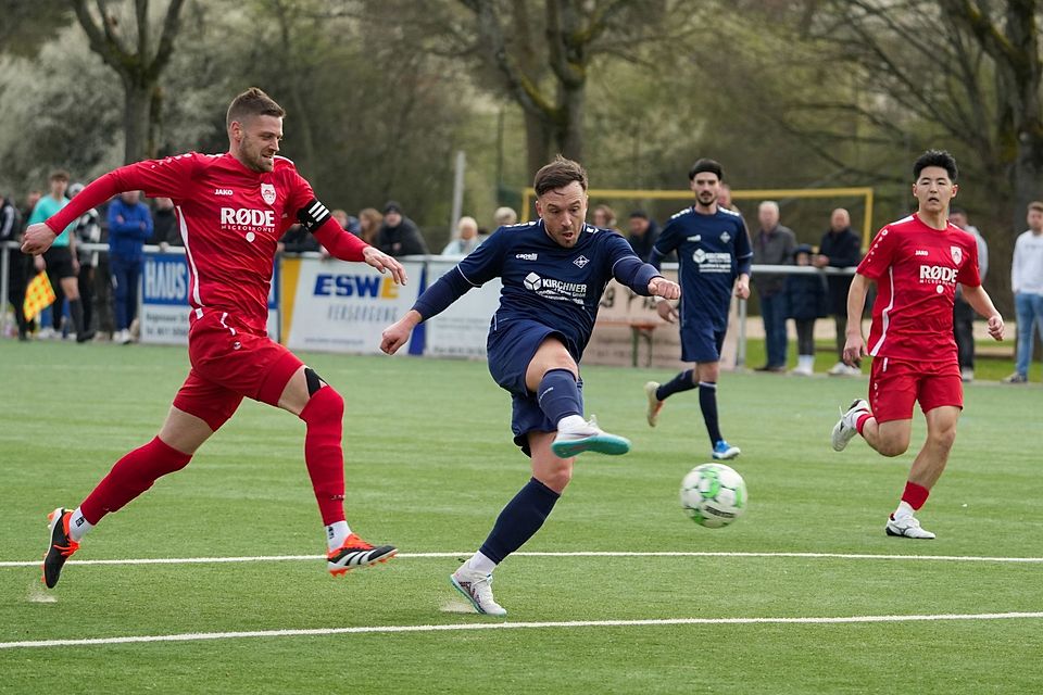 Der FC Bierstadt um Regisseur Sebastian Bauschke (blaues Trikot) besiegte Eltville 2:1. Der FC Bierstadt um Regisseur Sebastian Bauschke (blaues Trikot) besiegte Eltville 2:1.