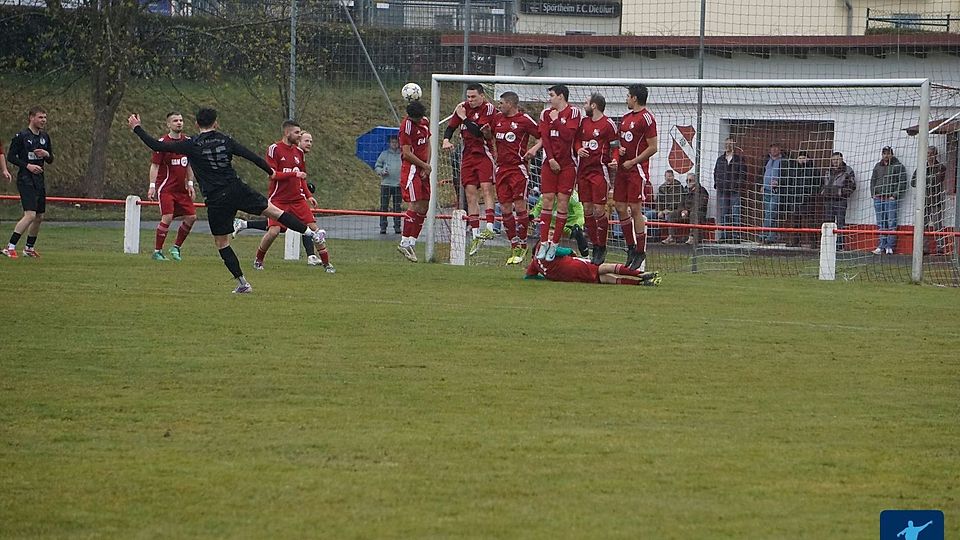 Keinen Sieger hatte das Topduell der KK West zwischen dem immer noch ungeschlagenen FC Dießfurt (in Rot) und dem SV Neusorg (in Schwarz).