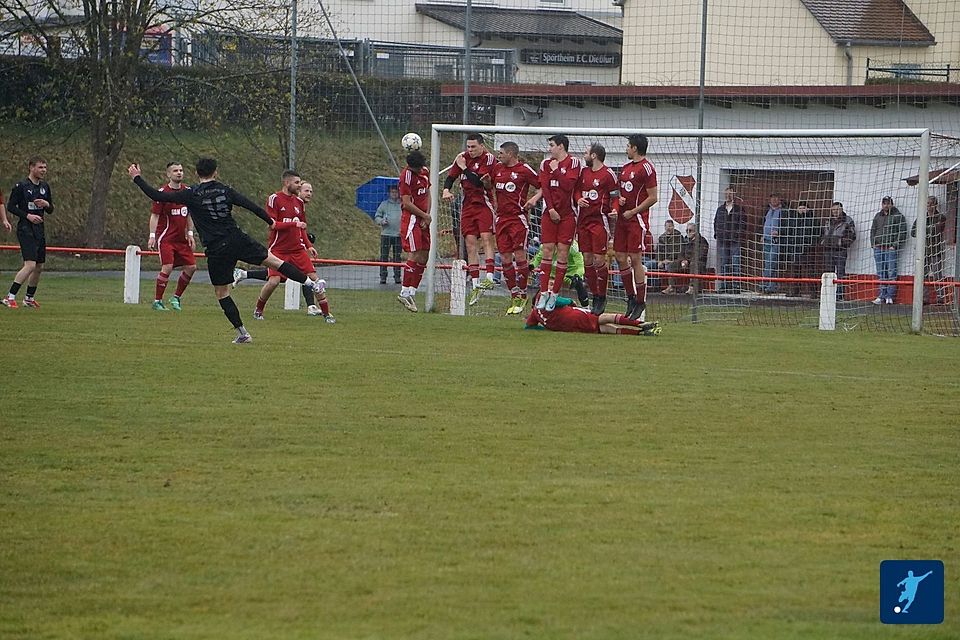 Keinen Sieger hatte das Topduell der KK West zwischen dem immer noch ungeschlagenen FC Dießfurt (in Rot) und dem SV Neusorg (in Schwarz).
