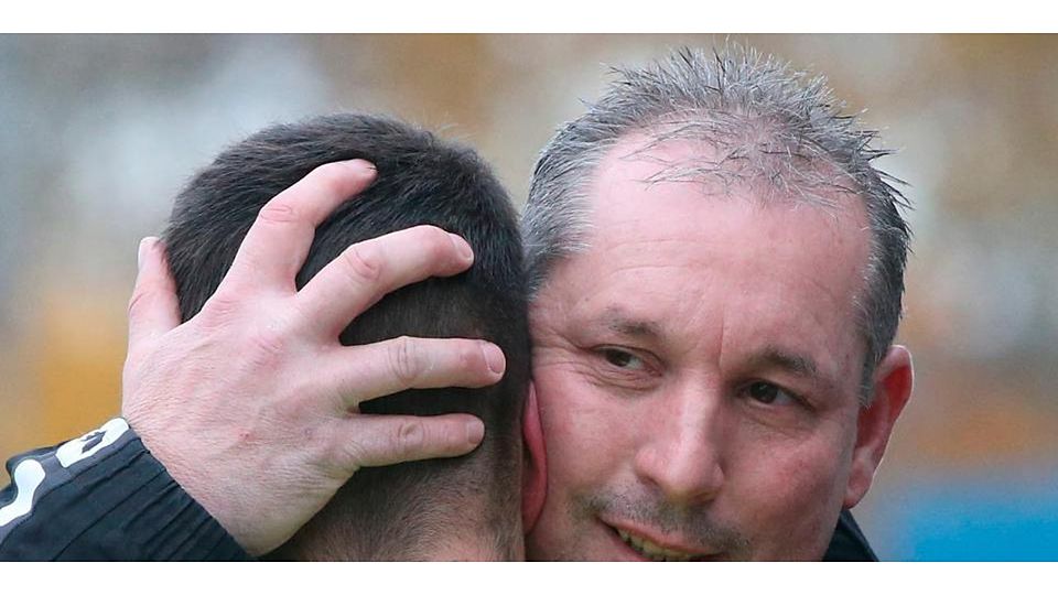  Darf sein Team loben: Marc Steinbrenner (hinten), Trainer der SG Ehringshausen/Dillheim. (© Steffen Bär) 