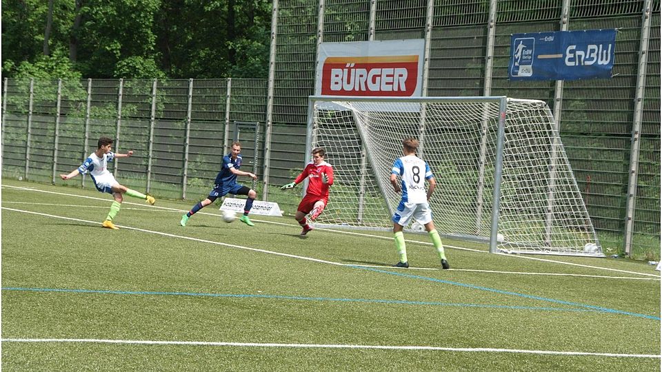 Die U19 der Stuttgarter Kickers erarbeitete sich zahlreiche gute Chancen und besiegte den FSV Hollenbach im letzten Spiel der Oberliga-Saison mit 7:1. Foto: Müller