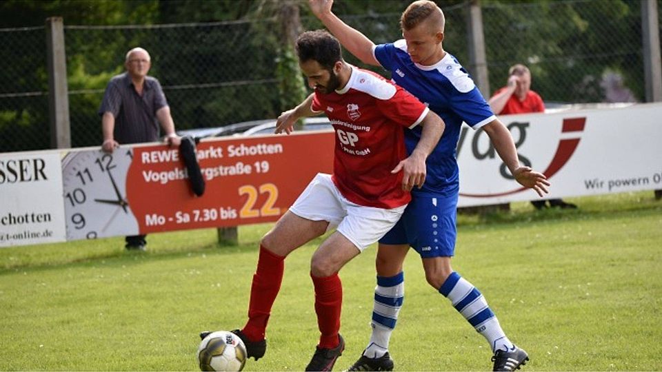 Özkan Akat (links) kann am Donnerstagabend im Heimspiel gegen den KSV Eschenrod mit dem FC Rommelhausen den Aufstieg von der B-Liga in die Kreisliga A Büdingen realisieren.	Foto: erg