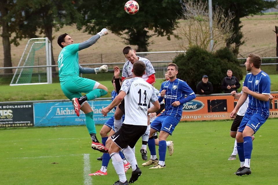 Mächtig strecken muss sich hier SSV-Torwart Markus Zimmermann, Gebenhofens Stefan Hartl verpasst den Ball nur knapp. Mächtig strecken muss sich hier SSV-Torwart Markus Zimmermann, Gebenhofens Stefan Hartl verpasst den Ball nur knapp.