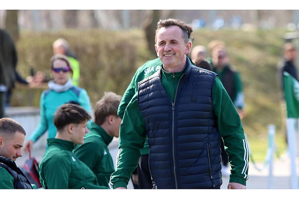 Gut gelaunt: Palzings Trainer Enes Mehmedovic hat immer betont, dass sein Team in Bestbesetzung das Zeug für die Bezirksliga hat. Der jüngste Sieg beim Tabellenzweiten Walpertskirchen ist der beste Beweis dafür.