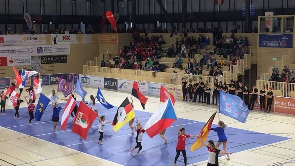 Die Eröffnungsfeier des Liliencups - wie immer traditionell begleitet von den Fahnenträger der gastgebenen Spvgg. Sonnenberg - mit den Fahnen der teilnehmenden Teams. Foto: Dornhöfer