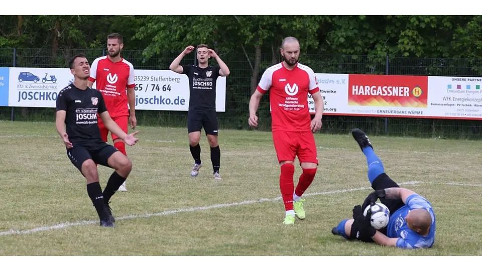 Die Chance zum 2:0 ist vertan: Silberg/Eisenhausens Elias Acker (links) und Nino Blöcher (im Hintergrund) können es nicht fassen: Amöneburgs Keeper Remus Cosmin Constantin hat den Ball gesichert. Die Chance zum 2:0 ist vertan: Silberg/Eisenhausens Elias Acker (links) und Nino Blöcher (im Hintergrund) können es nicht fassen: Amöneburgs Keeper Remus Cosmin Constantin hat den Ball gesichert. © Jens Schmidt