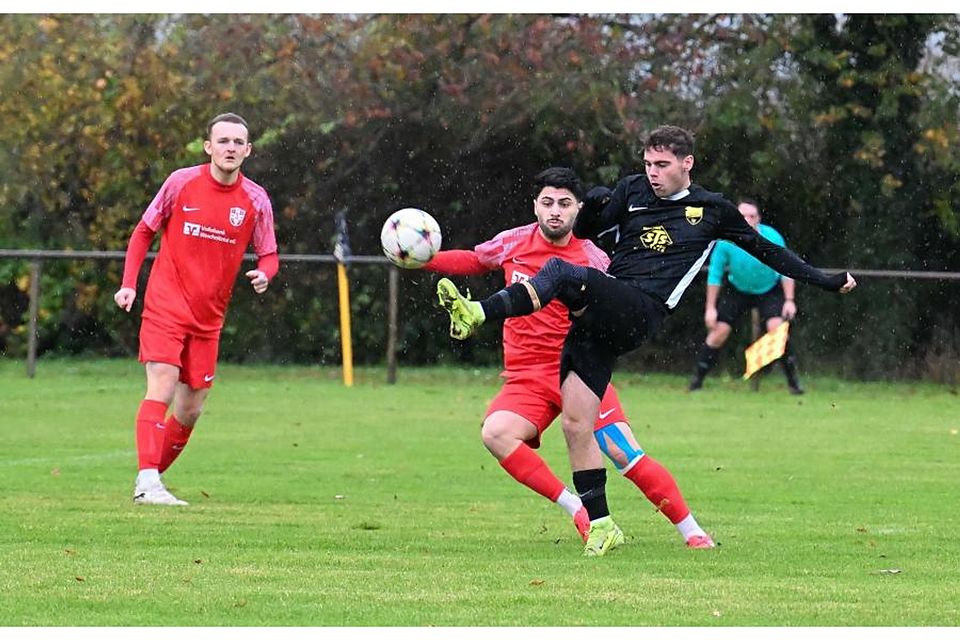 Der SV 07 Geinsheim und Torjäger Patrick Finger (am Ball, hier im Spiel gegen den FC Fürth mit Jusef Nerabi und Luca Ernst) könnte mit einem Sieg gegen den SV Münster den Rückstand auf das Mittelfeld der Gruppenliga verkürzen. 	Archivfoto: Uwe Krämer