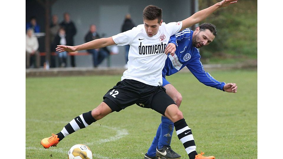 Alexander Rinn (SG Kinzenbach, l.) behauptet den Ball gegen Vasquez Alvedro.	Foto: Bär