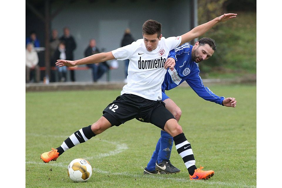 Alexander Rinn (SG Kinzenbach, l.) behauptet den Ball gegen Vasquez Alvedro.	Foto: Bär