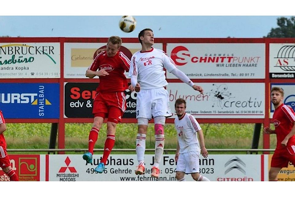 Bei seinem Debüt verloren hat Henning Grieneisen (in Rot) mit dem TuS Bersenbrück gegen den TSV Oldenburg (hier mit Michael Olbrys). Foto: Christian Hesse