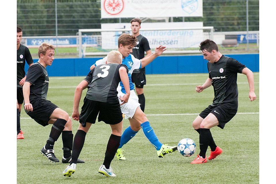 Umringt von drei Kasseler Spielern versucht Salomon Becher ein Zuspiel. Aus: A-Junioren-Hessenliga: TSG Wieseck - Hessen Kassel 1:2.