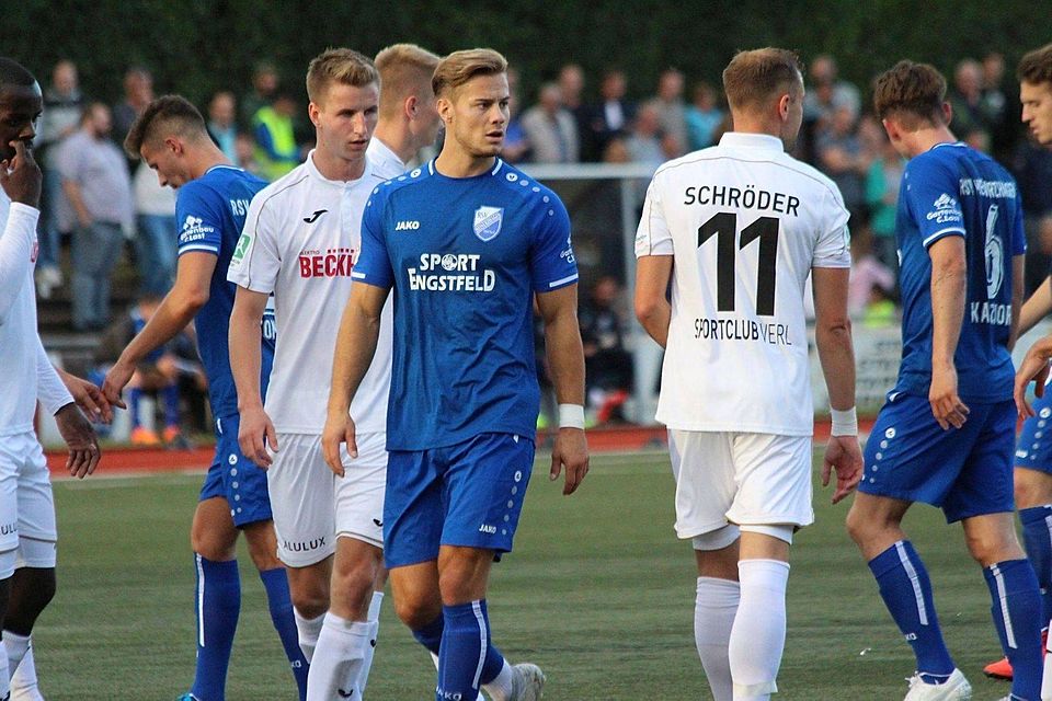 Der RSV Meinerzhagen (blaue Trikots) schaltete im Viertelfinale Drittliga-Aufsteiger SC Verl aus. Sollte auch ein Sieg gegen den SV Rödinghausen gelingen, können die Fans "ihren" RSV live in der ARD sehen.
