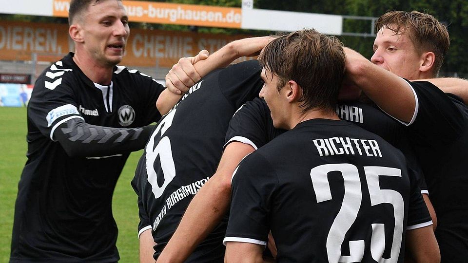 Philipp Maier (li.) wird künftig mit seinen neuen Teamkameraden in Schweinfurt jubeln.