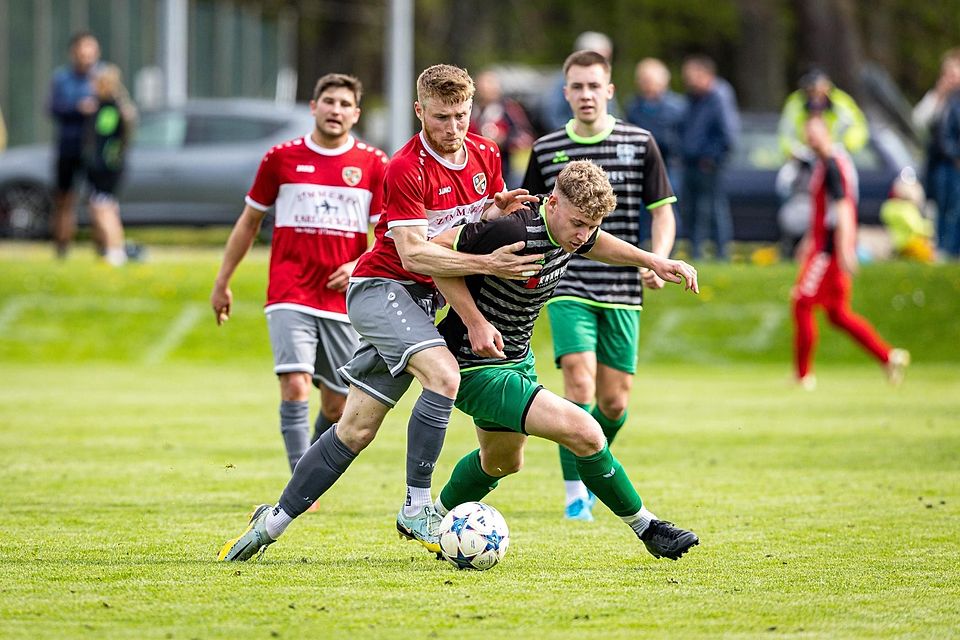 Fußball Kreisliga Herren Oberbayern Zugspitze Gruppe 1 2025/26, FC Wildsteig/Rottenbuch gegen TuS Geretsried II, 20250427,Zweikampf,2025-04-27 in Rottenbuch (Sportplatz Rottenbuch), Romas LEITNER (FC Wildsteig/Rottenbuch 5), Thomas SCHNADERBECK (TuS Geretsried II 14)Copyright: WolfgangxLindner www.foto-lindner.de