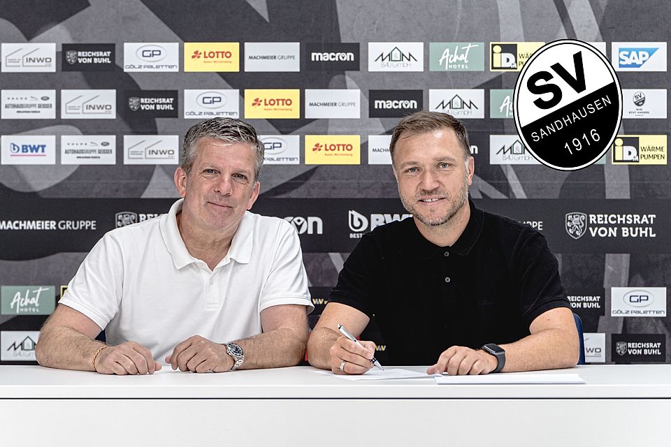 Sportdirektor Matthias Imhof und Danny Galm bei der Vertragsunterzeichnung.