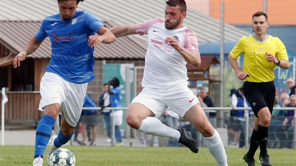 „Das hat gut getan“, meinte Dersim-Coach Hakan Karakoc nach dem Derbysieg in Ginsheim, bei dem Antonio Pascali (rechts) vollen Körpereinsatz zeigte. 	