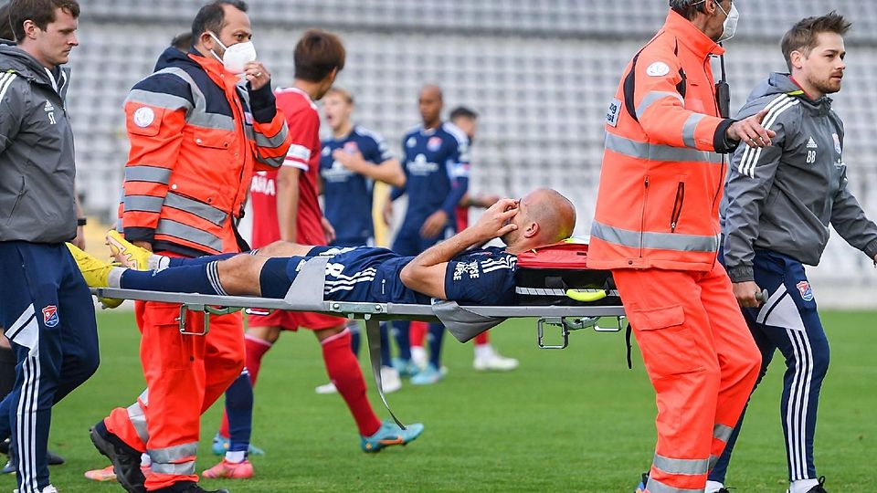 Kopfverletzung nach Zusammenprall: Manuel Stiefler wird am Montag sicherheitshalber ins Krankenhaus gebracht; der Verein teilt mit, es gehe dem Mittelfeldspieler den Umständen entsprechend gut.