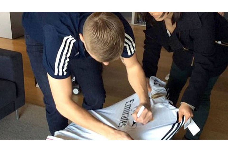 Hier unterschreibt der Star noch selbst: Toni Kroos. FOTO: FKN