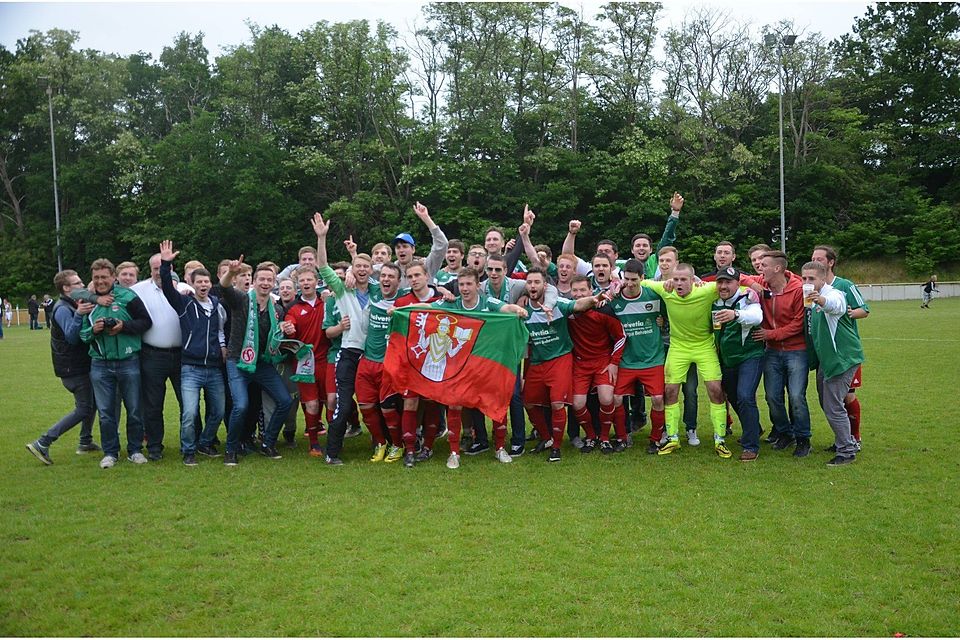 Geschafft: Der Bremervörder SC feiert mit seinen Fans den Aufstieg in die Bezirksliga. Das Team gewann das Relegationsfinale gegen Hülsen mit 3:2. Foto Paasch