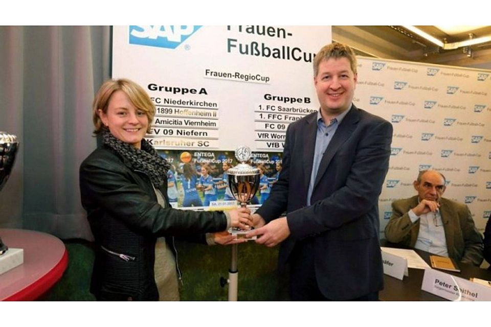 Susanne Hartel und Frank Gey haben Gruppen des ENTEGA-Cups ausgelost. Foto: Pfeifer
