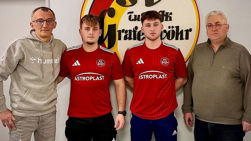 Zwei hoffnungsvolle Talente tragen zukünftig des Trikot der SV Grafenwöhr: Coach Turan Bafra (links) und Spartenleiter Hans Danninger (rechts) freuen sich über die Verpflichtung des Brüderpaars Luca (Zweiter von links) und Jonas Thiede.