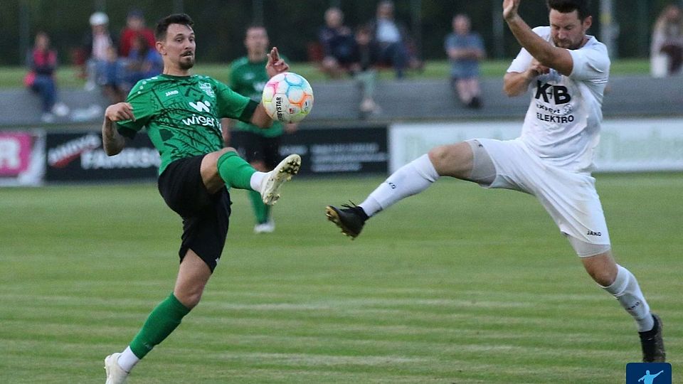 Topduell der Runde 20 im Vilstal, der Rangdritte 1. FC Rieden (in Grün-Schwarz) kreuzt mit "Vize" TuS Rosenberg (in Weiß) die Klingen.