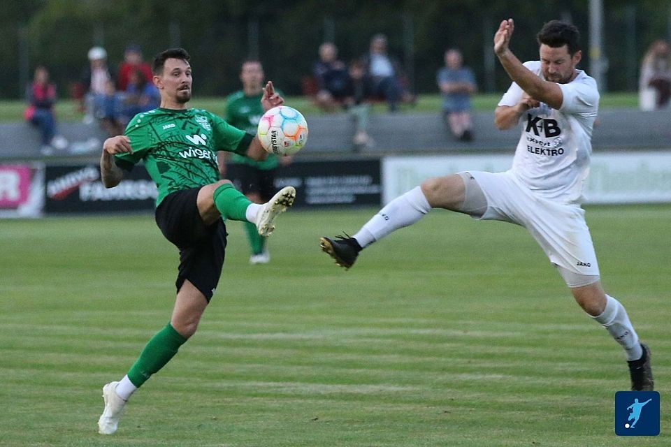 Topduell der Runde 20 im Vilstal, der Rangdritte 1. FC Rieden (in Grün-Schwarz) kreuzt mit "Vize" TuS Rosenberg (in Weiß) die Klingen.