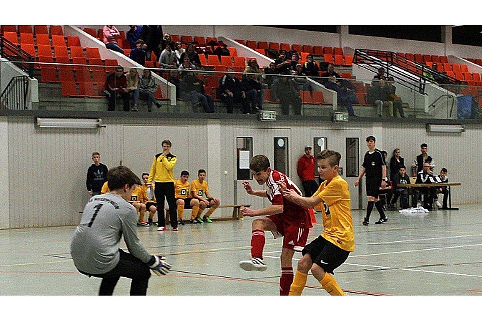 Freude am Futsal: Der Vorwärtsgang der C-Junioren der TSG Pfeddersheim mit Noah Müller (rotes Trikot)  zahlte sich durch einen 1:0-Erfolg im Endspiel gegen den TuS Wiesoppenheim aus.	Foto: pa/Dirigo