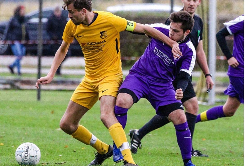 Die letzten Zweikämpfe des Jahres 2020 wollen sich Thomas Ostermaier (DJK Ottenhofen, l.) und Ömer Altinisik (SpVgg Altenerding) liefern. 